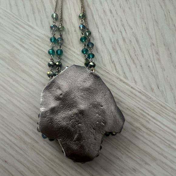 Ali-Khan Crystal Flower Necklace - Picture 4 of 6